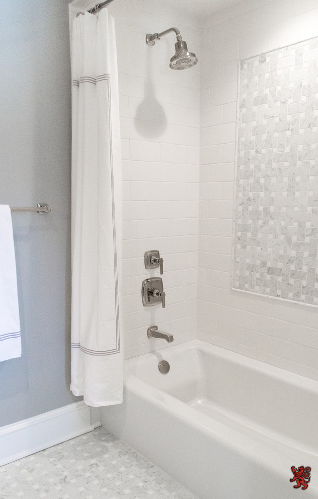 Modelo de cuarto de baño infantil clásico renovado pequeño con bañera empotrada, ducha empotrada, baldosas y/o azulejos blancos, baldosas y/o azulejos de piedra, paredes grises y suelo de mármol