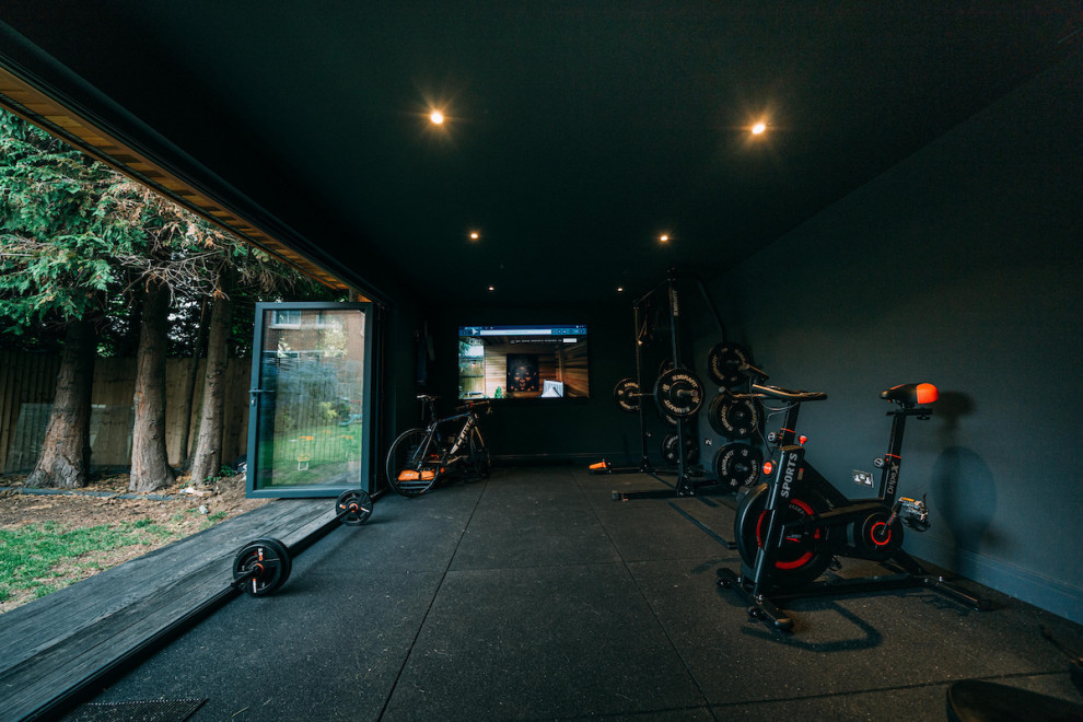 Multifunktionaler, Mittelgroßer Moderner Fitnessraum mit schwarzer Wandfarbe in Surrey