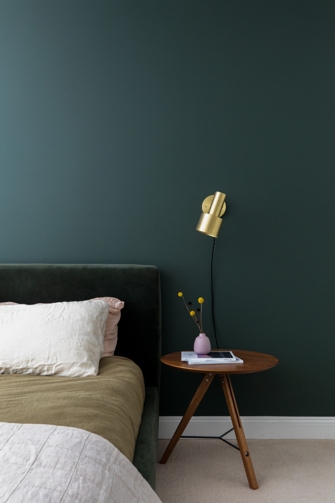 На фото: хозяйская спальня среднего размера в скандинавском стиле с зелеными стенами, ковровым покрытием и бежевым полом без камина с