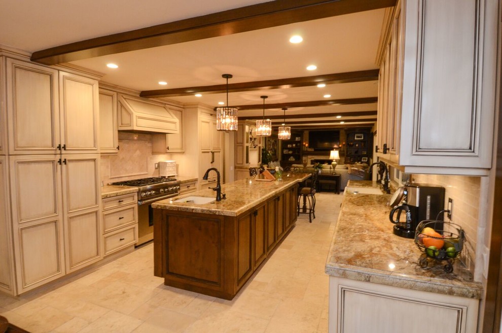 Kitchen - kitchen idea in Orange County