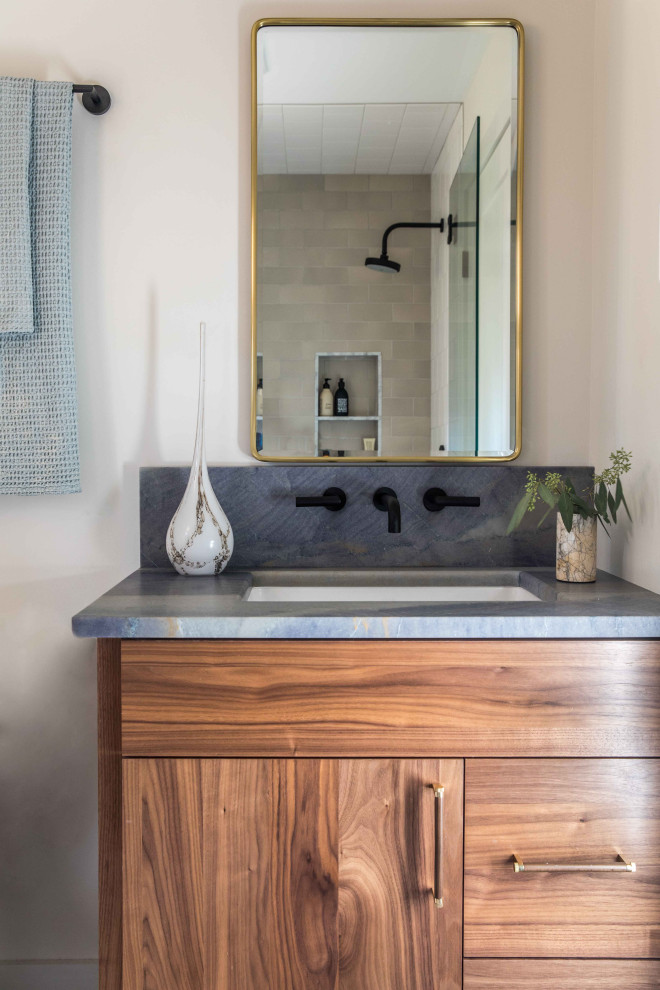 Kleines Klassisches Duschbad mit flächenbündigen Schrankfronten, hellbraunen Holzschränken, Granit-Waschbecken/Waschtisch, Falttür-Duschabtrennung, blauer Waschtischplatte, Einzelwaschbecken und eingebautem Waschtisch in Portland Maine