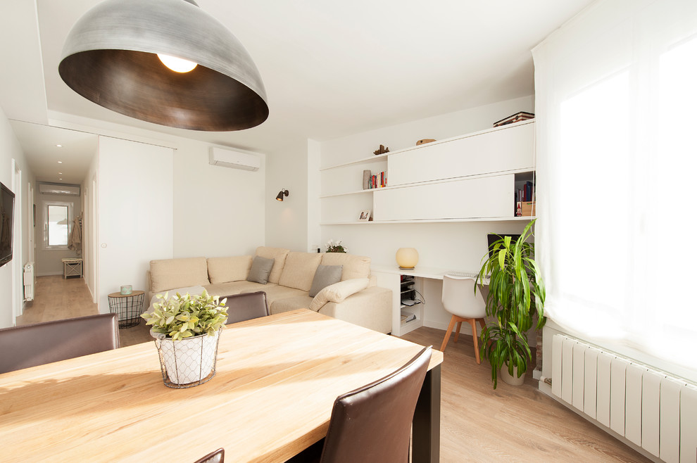 Diseño de comedor nórdico de tamaño medio abierto con paredes blancas, suelo de madera en tonos medios y suelo marrón