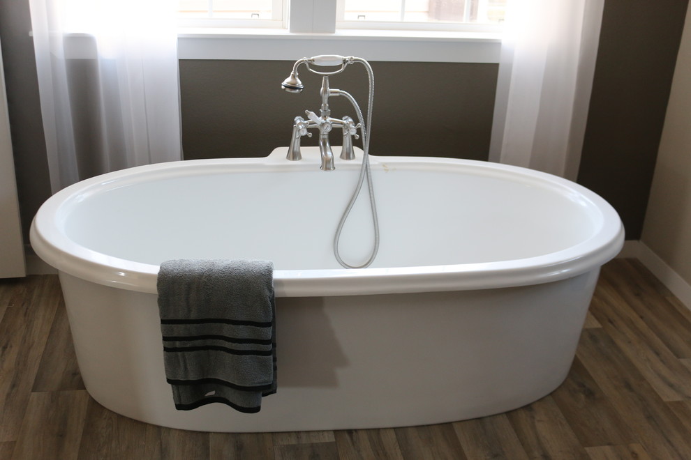 Источник вдохновения для домашнего уюта: главная ванная комната среднего размера в стиле кантри с отдельно стоящей ванной