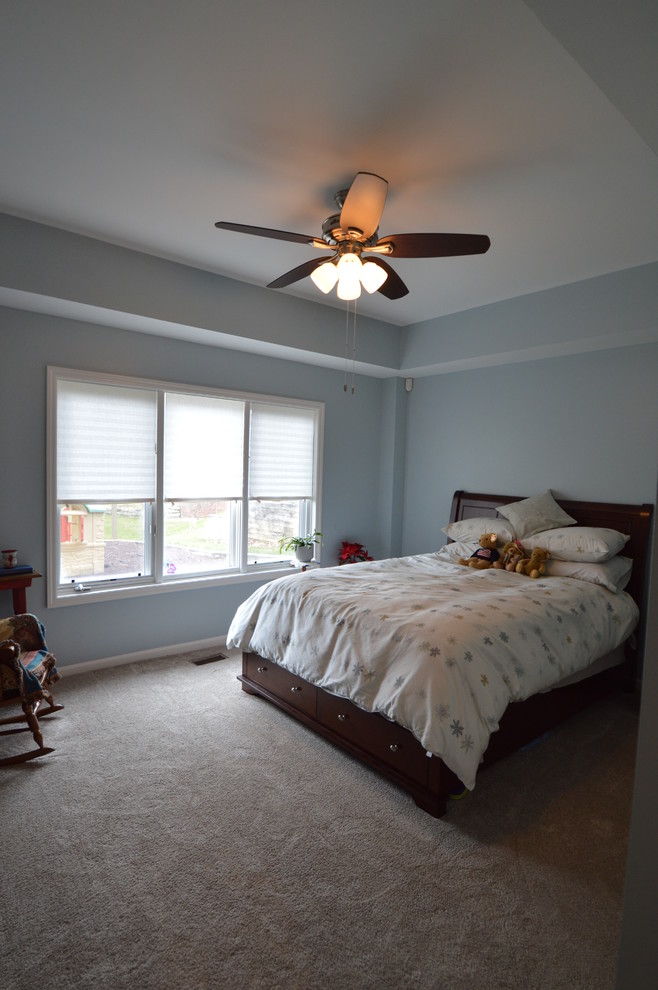 This is an example of a traditional guest bedroom in Detroit with carpet.