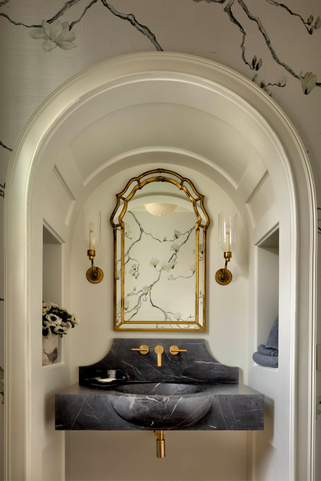 Idée de décoration pour un petit WC et toilettes chalet avec un lavabo suspendu, un plan de toilette en marbre, un plan de toilette noir et meuble-lavabo suspendu.