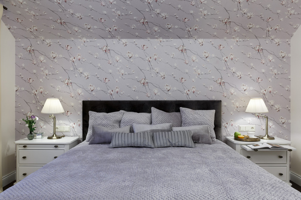 Diseño de dormitorio principal de tamaño medio sin chimenea con paredes multicolor, suelo de madera en tonos medios, suelo marrón, bandeja y papel pintado