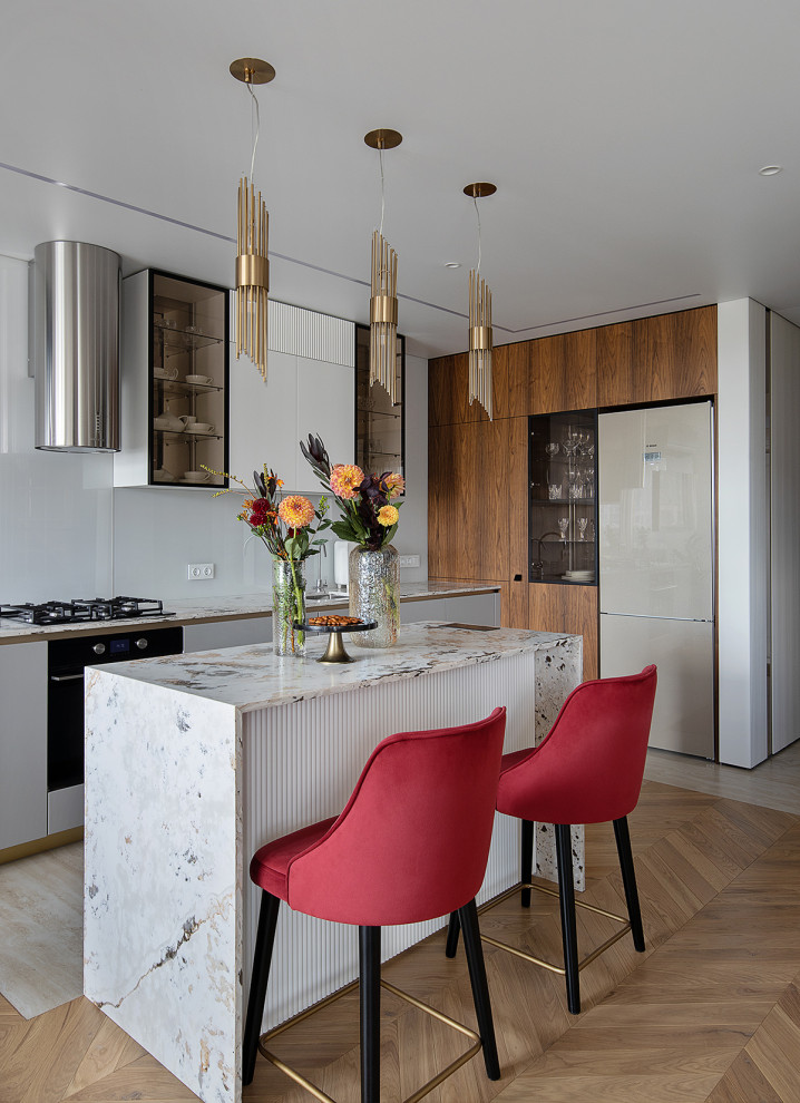 Свежая идея для дизайна: узкая кухня в современном стиле - отличное фото интерьера