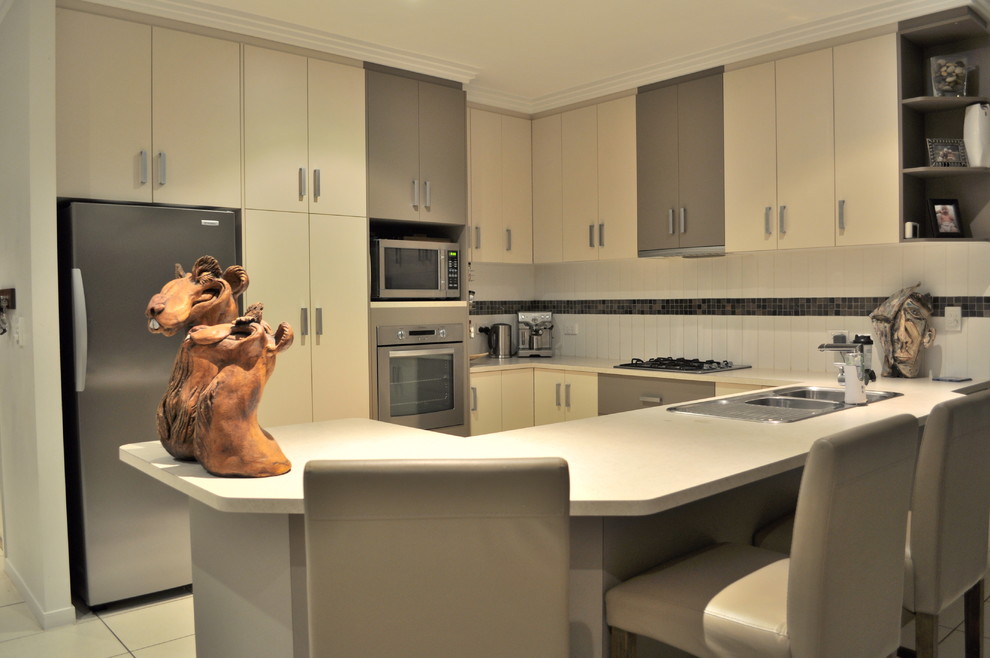 Inspiration for a contemporary kitchen in Townsville.