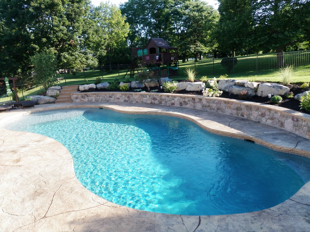 Идея дизайна: естественный бассейн на заднем дворе в классическом стиле с покрытием из декоративного бетона