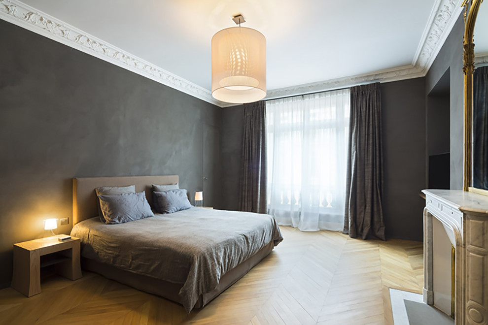 Chambre parentale?[Exemple de chambre parentale With un mur gris, parquet clair and une cheminée standard.]:[Exemple de chambres parentales With un mur gris, parquet clair and une cheminée standard.]
