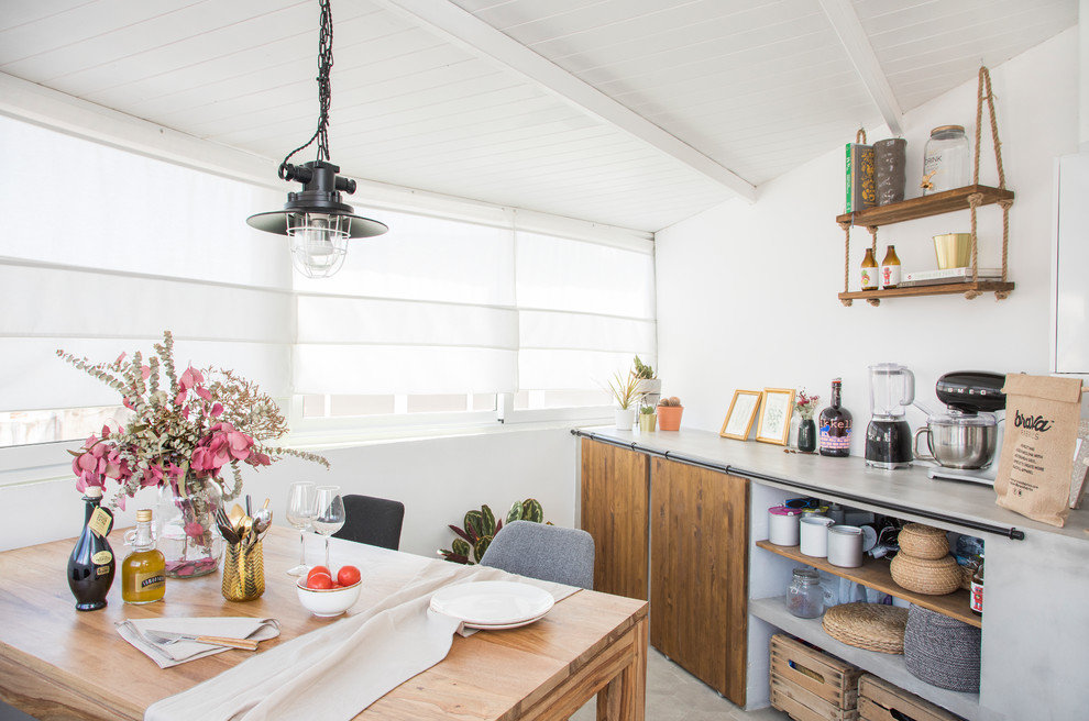 Foto de comedor de cocina escandinavo de tamaño medio con paredes blancas, suelo de baldosas de cerámica y suelo gris