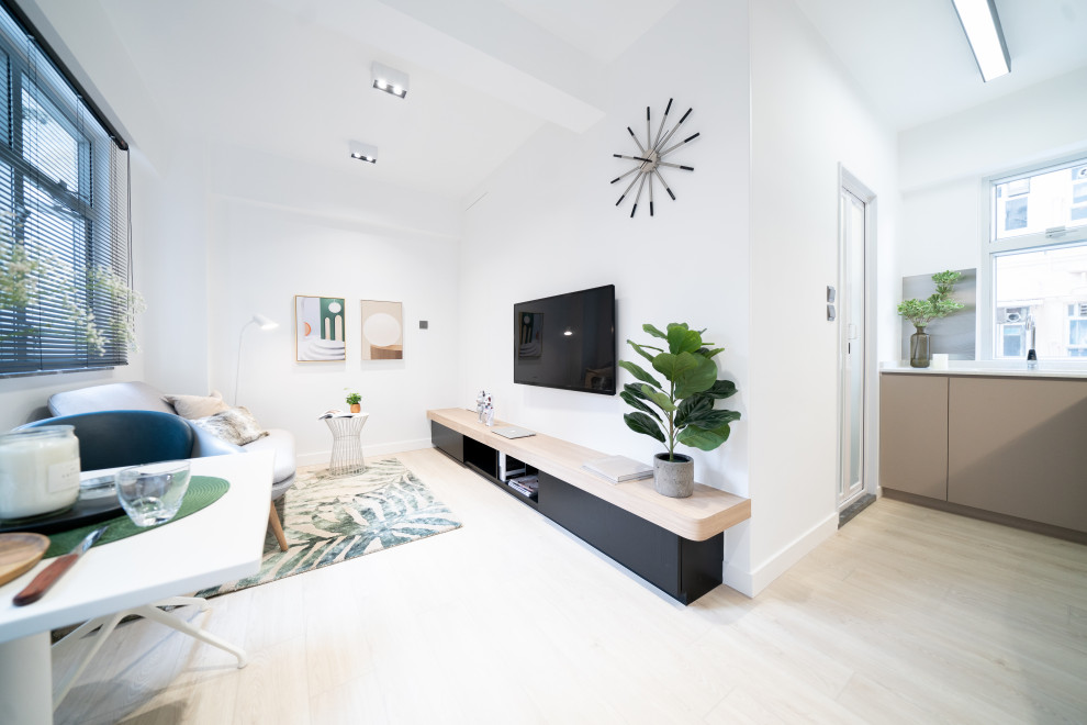 Стильный дизайн: маленькая открытая гостиная комната в скандинавском стиле с белыми стенами, полом из винила и телевизором на стене без камина для на участке и в саду - последний тренд
