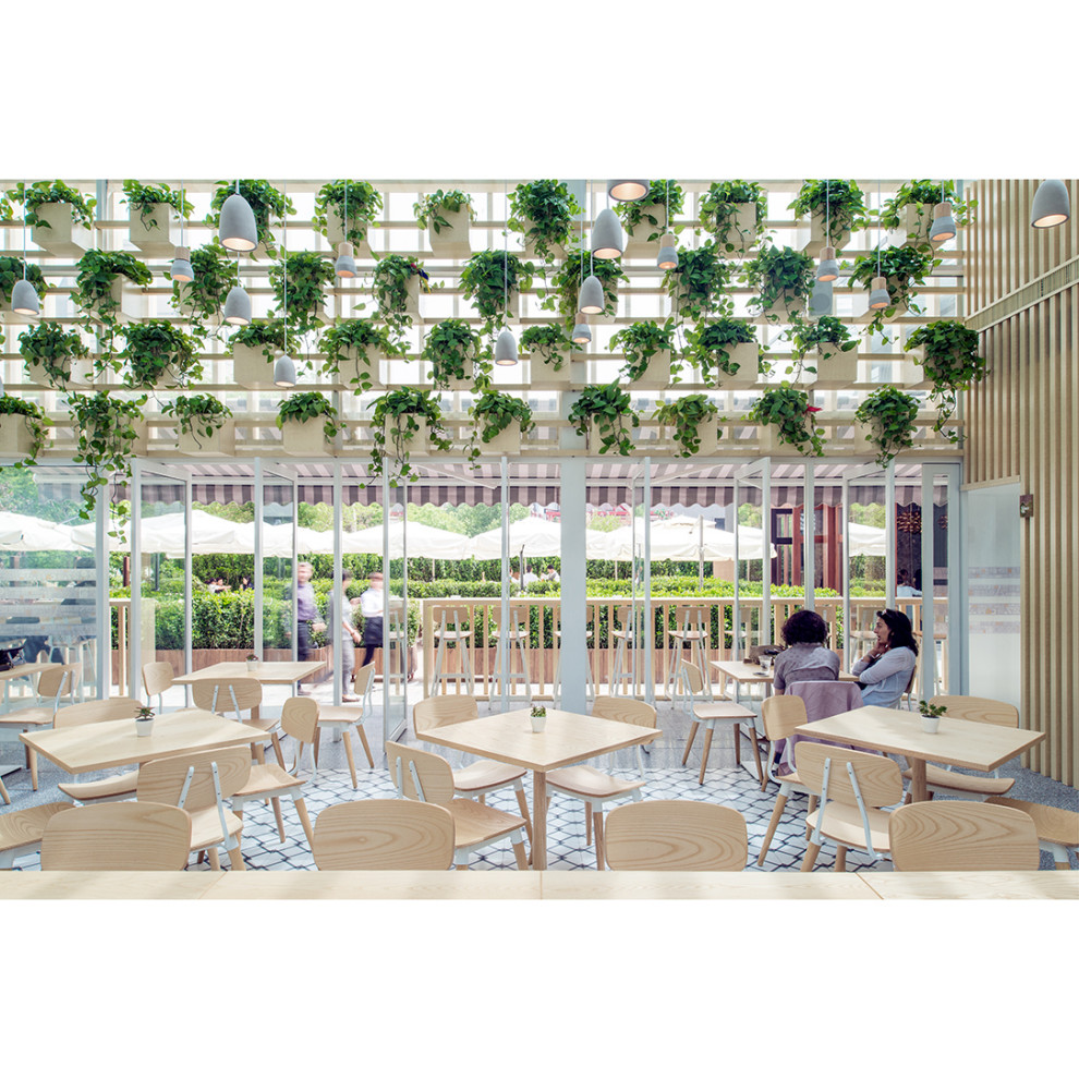 Inspiration för mellanstora moderna matplatser, med beige väggar, betonggolv och grått golv