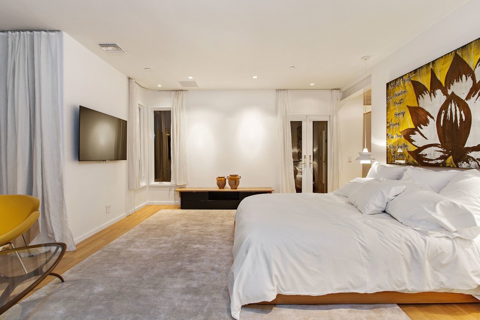 Photo of a large modern bedroom in Los Angeles.