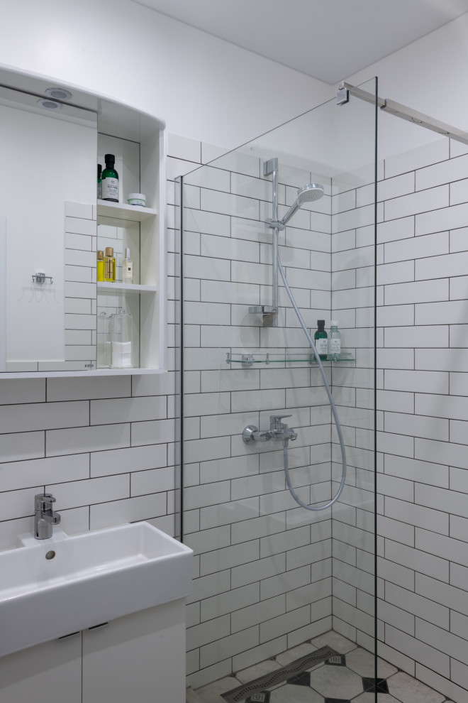 На фото: ванная комната в скандинавском стиле с