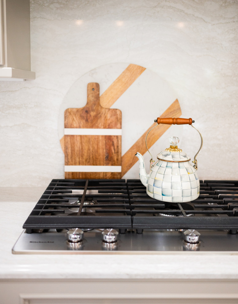 Foto di una cucina abitabile contemporanea con top in quarzo composito, elettrodomestici in acciaio inossidabile, top bianco, ante beige, paraspruzzi beige e paraspruzzi in granito