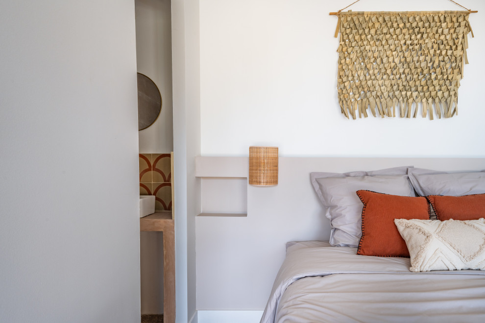 Imagen de habitación de invitados mediterránea de tamaño medio con paredes grises