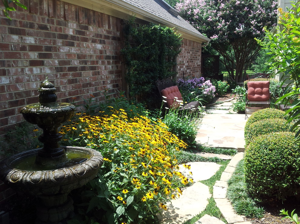 This is an example of a small eclectic patio in Dallas.