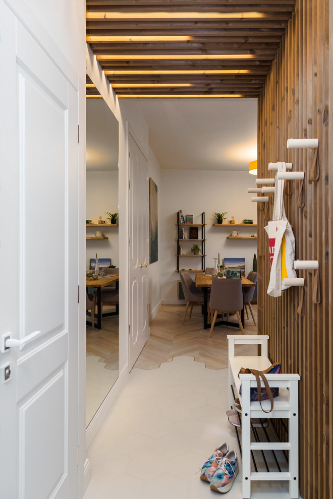 Свежая идея для дизайна: маленький коридор в скандинавском стиле с белыми стенами, полом из керамогранита и бежевым полом для на участке и в саду - отличное фото интерьера