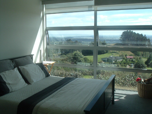 Inspiration for a modern bedroom in Auckland.