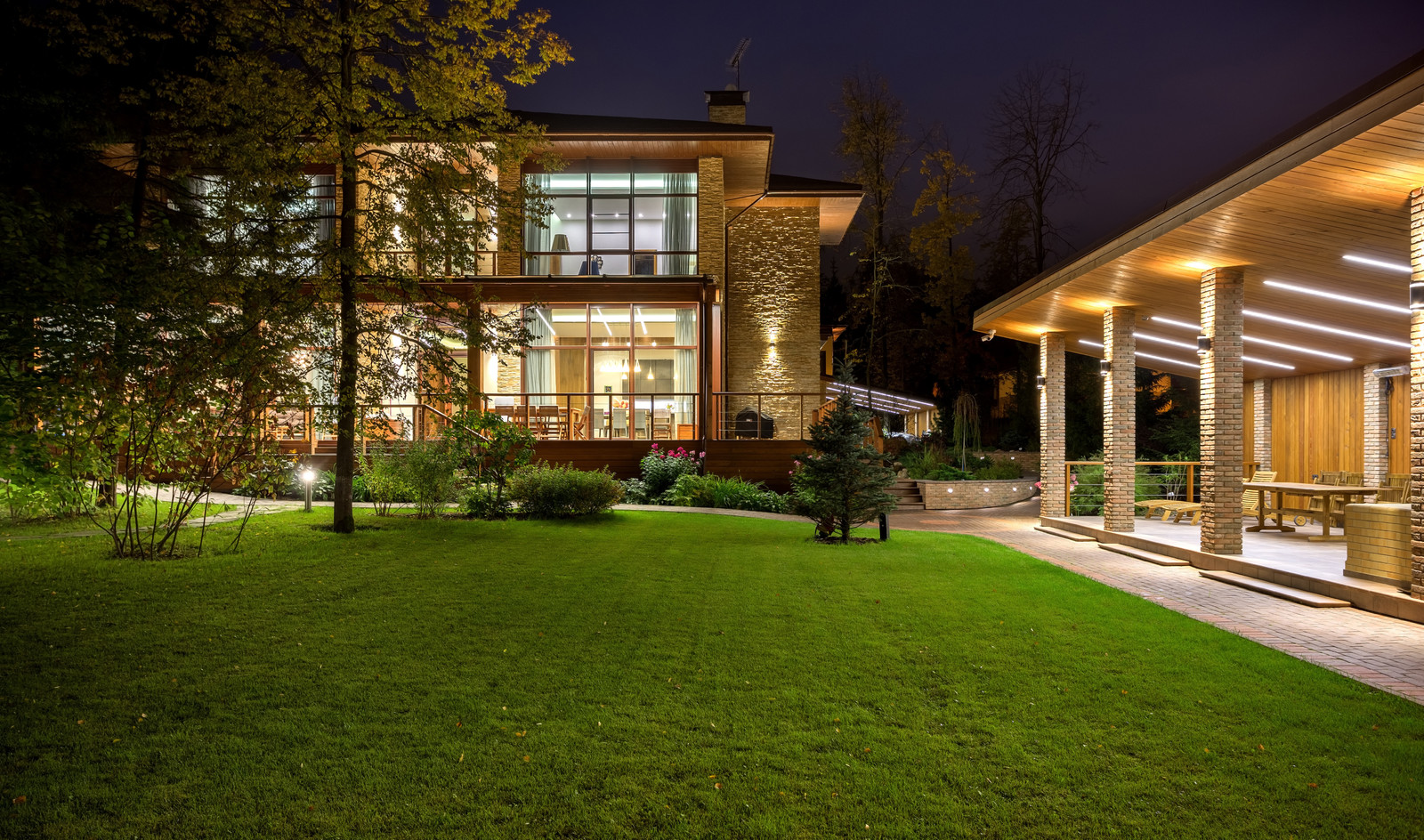 Беседка и её ночная подсветка (современный загородный дом в коттеджном посёлке Л