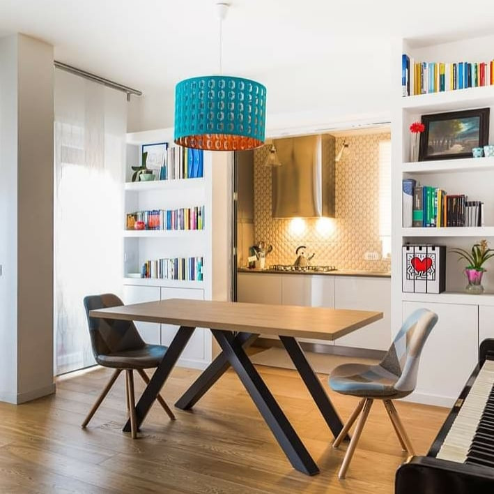 Стильный дизайн: изолированная гостиная комната среднего размера в скандинавском стиле с с книжными шкафами и полками, светлым паркетным полом и телевизором на стене - последний тренд