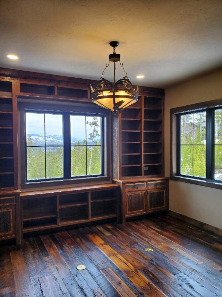 Example of a mountain style home design design in Denver