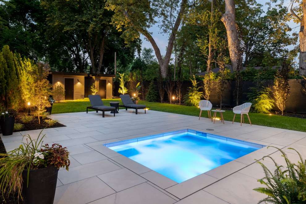 Источник вдохновения для домашнего уюта: маленький прямоугольный бассейн на заднем дворе в современном стиле с джакузи и покрытием из каменной брусчатки для на участке и в саду