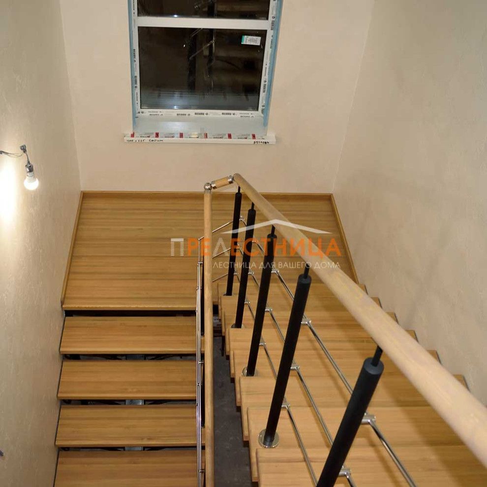 Источник вдохновения для домашнего уюта: п-образная металлическая лестница среднего размера с крашенными деревянными ступенями и перилами из смешанных материалов