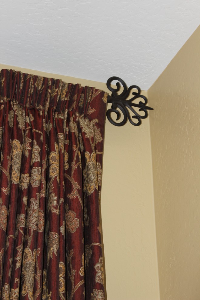 Transitional home design photo in Phoenix