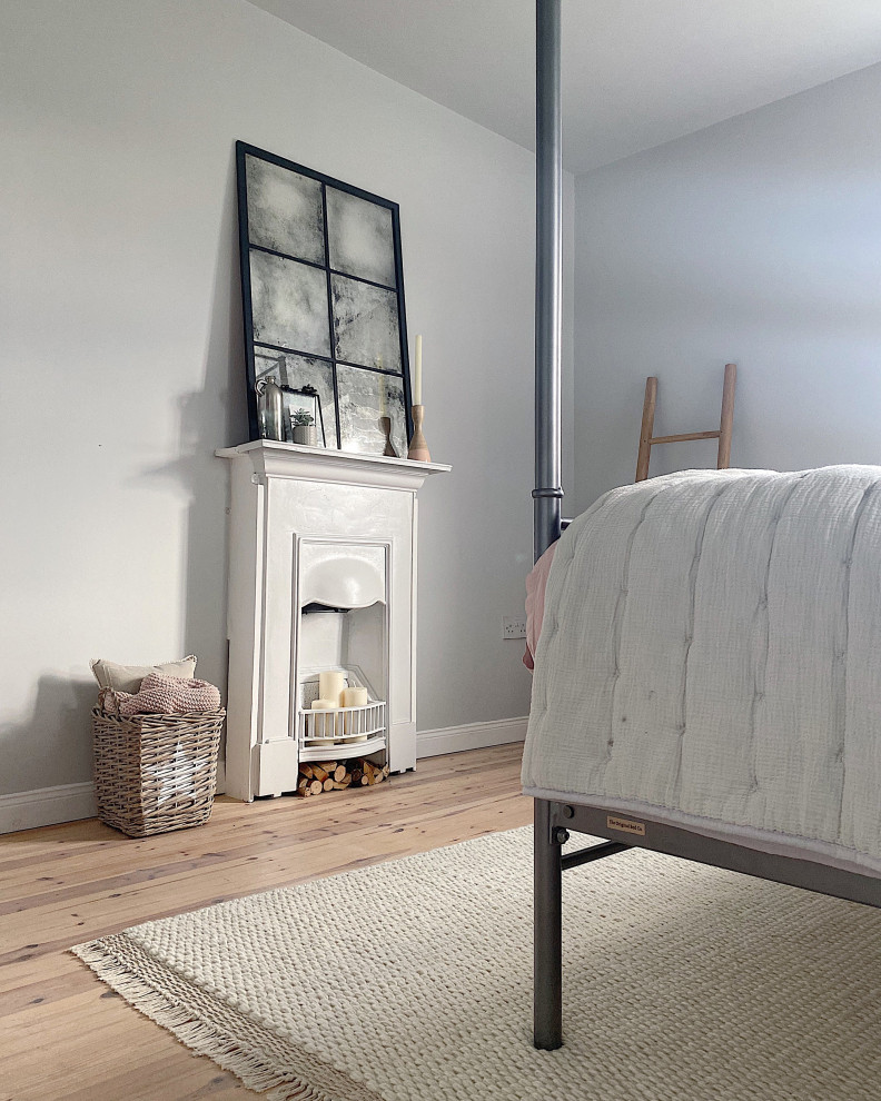 Aménagement d'une chambre parentale grise et rose scandinave de taille moyenne avec un mur gris, parquet clair et un sol beige.