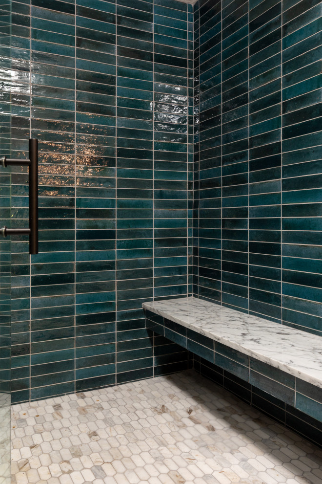 Foto på ett vintage flerfärgad en-suite badrum, med luckor med infälld panel, skåp i ljust trä, en öppen dusch, blå kakel, porslinskakel, blå väggar, marmorgolv, ett nedsänkt handfat, marmorbänkskiva, flerfärgat golv och dusch med gångjärnsdörr