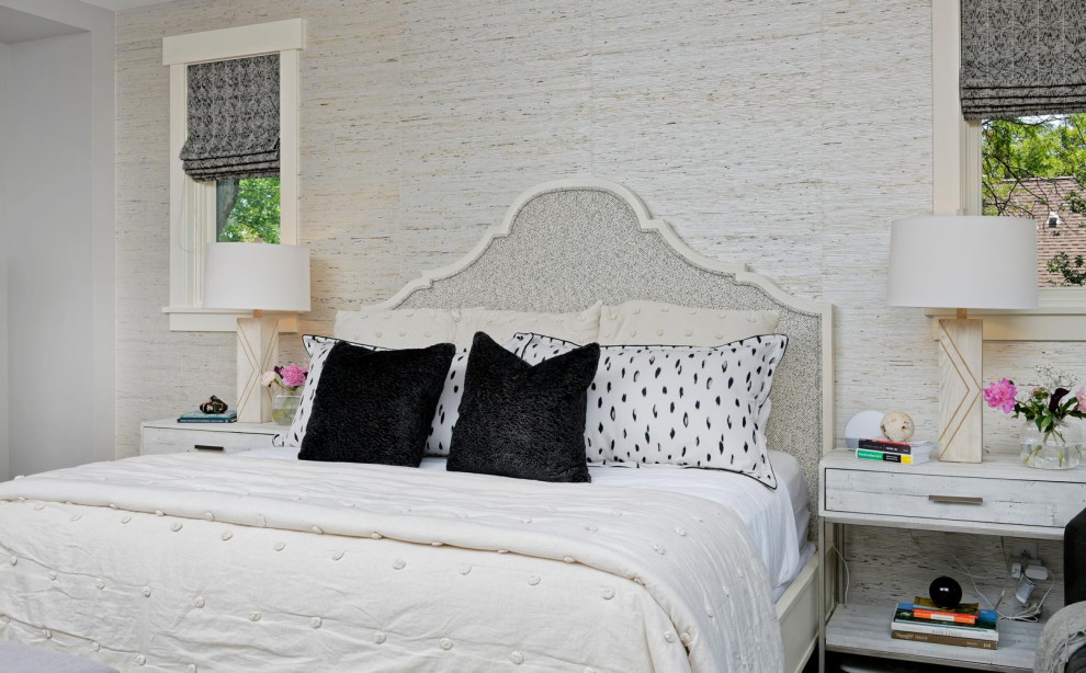 Идея дизайна: хозяйская спальня среднего размера в современном стиле с паркетным полом среднего тона без камина