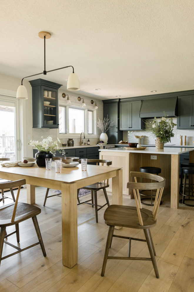 Immagine di una cucina abitabile chic di medie dimensioni con parquet chiaro