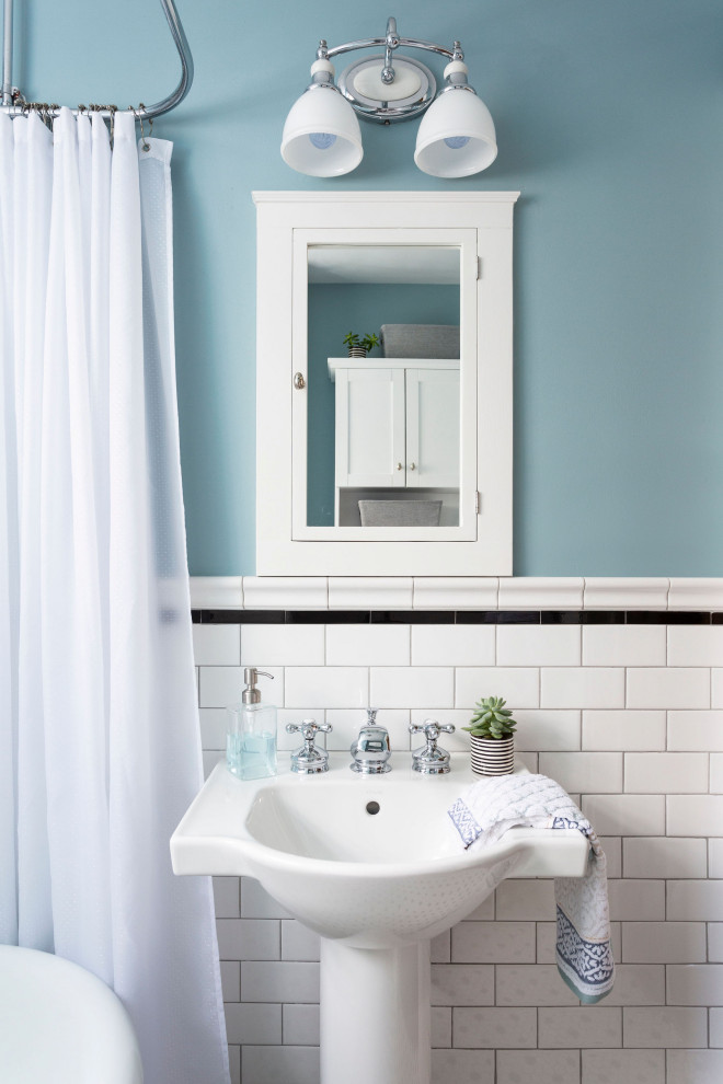 На фото: маленькая ванная комната в викторианском стиле с белой плиткой, раковиной с пьедесталом и тумбой под одну раковину для на участке и в саду