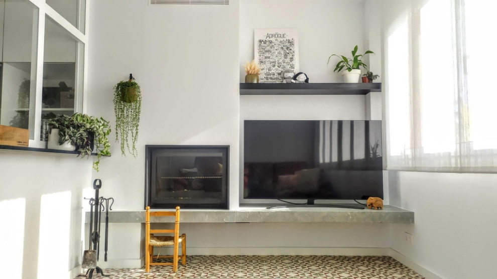 Идея дизайна: открытая гостиная комната среднего размера в стиле лофт с белыми стенами, стандартным камином, фасадом камина из металла и телевизором в углу