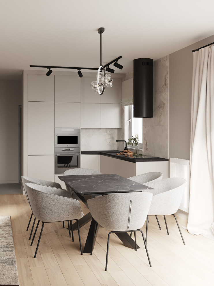 Кухня-гостиная в доме для семьи из 4 человек