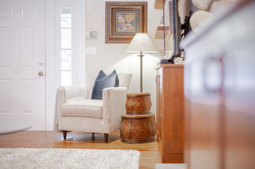 Example of a transitional entryway design in Seattle
