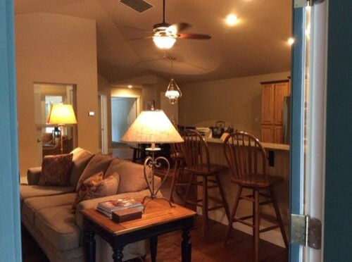 Example of a transitional home design design in Seattle