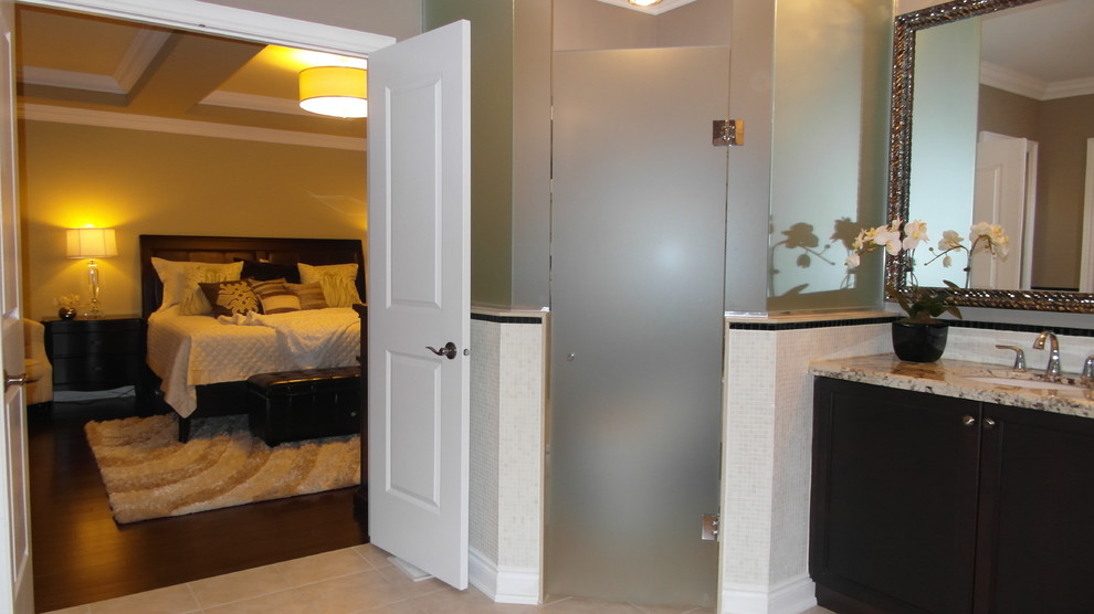 Example of a transitional bathroom design in Toronto
