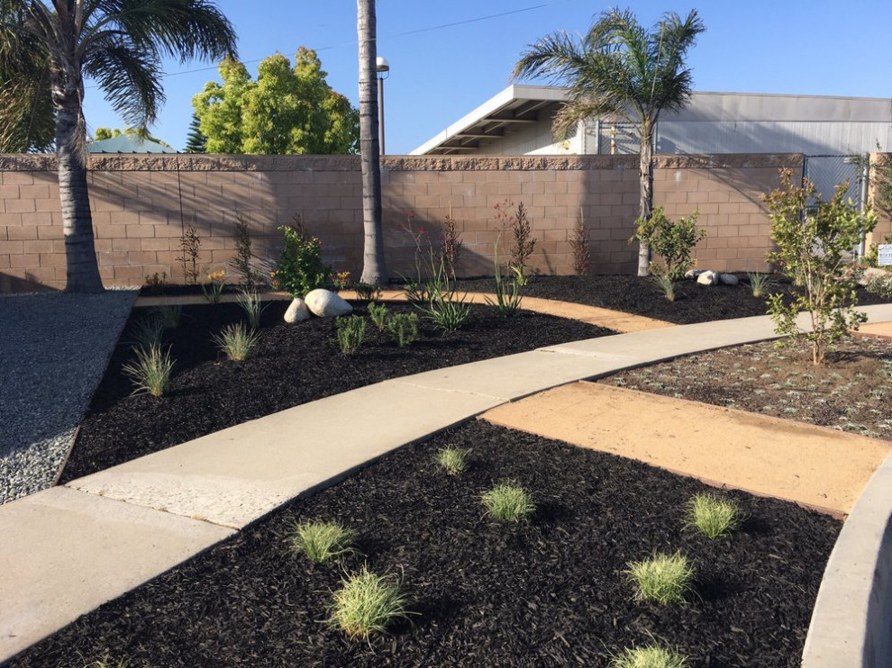 Inspiration for a front yard landscaping in Orange County.