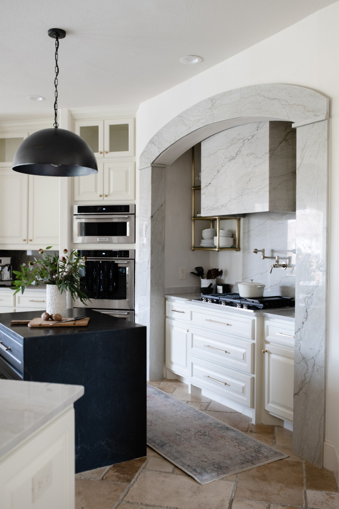 Kitchen - transitional kitchen idea in Austin
