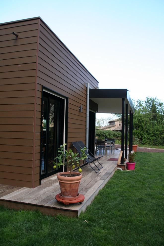 Photo of a contemporary deck in Saint-Etienne with a container garden.