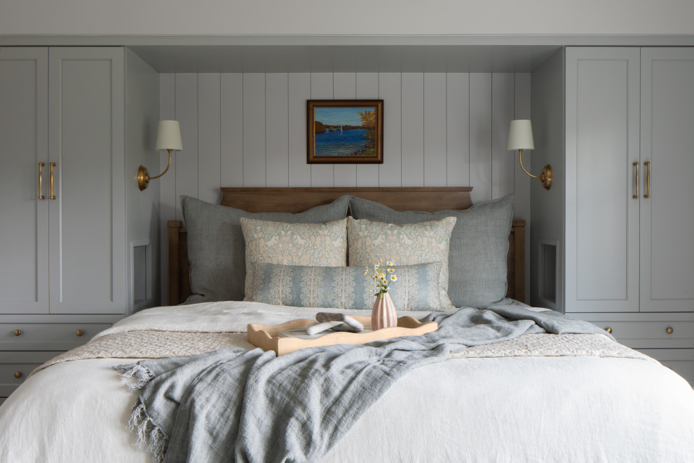 Huge country bedroom photo in Milwaukee