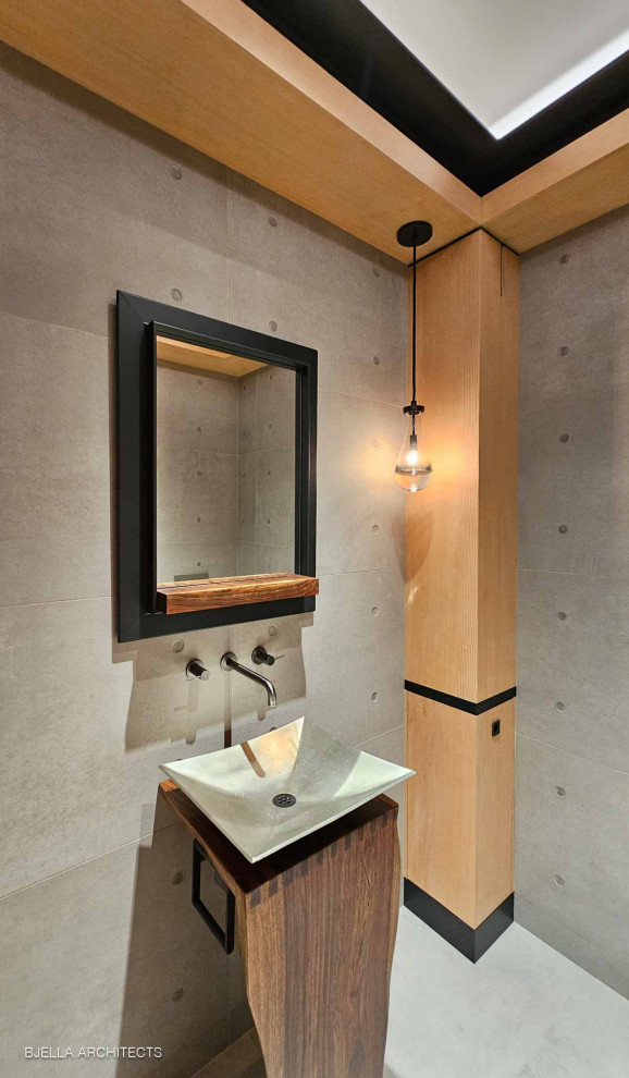 Idéer för ett mellanstort modernt toalett, med öppna hyllor, skåp i mörkt trä, en vägghängd toalettstol, klinkergolv i porslin, ett fristående handfat, bänkskiva i rostfritt stål och grått golv
