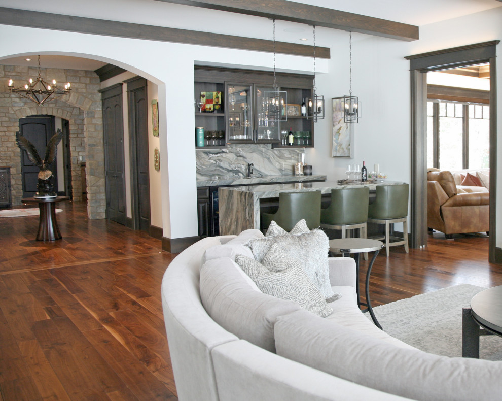Exempel på en mellanstor klassisk flerfärgade parallell flerfärgat hemmabar med stolar, med en undermonterad diskho, luckor med upphöjd panel, bänkskiva i kvartsit, flerfärgad stänkskydd, mellanmörkt trägolv och brunt golv
