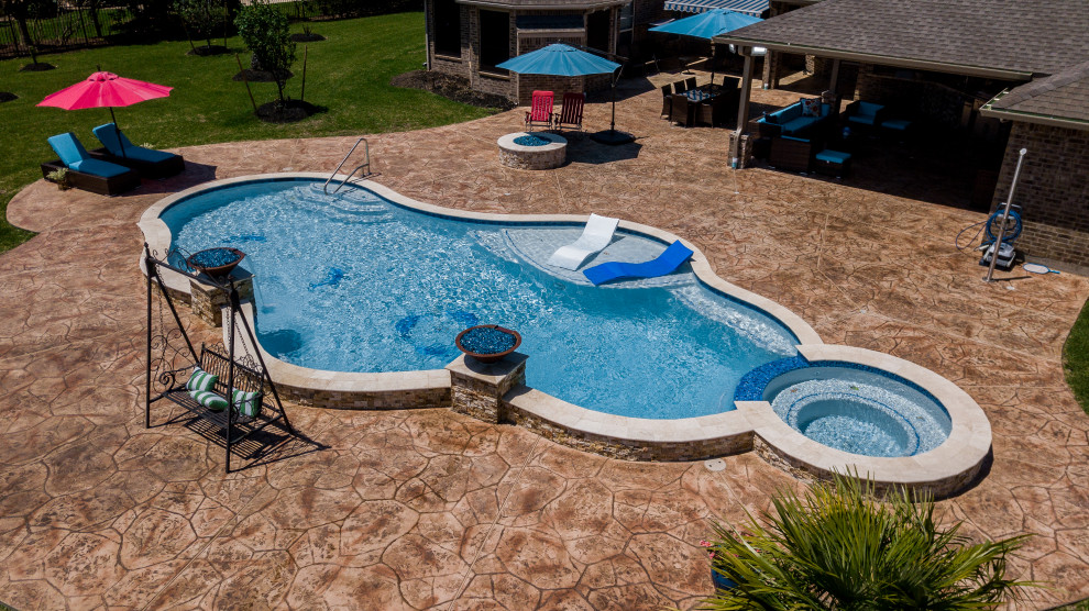 Imagen de piscina costera grande a medida en patio trasero