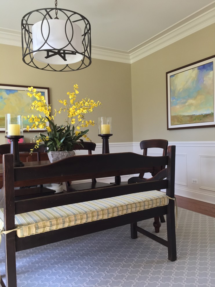 Dining room - mid-sized transitional dining room idea in Chicago