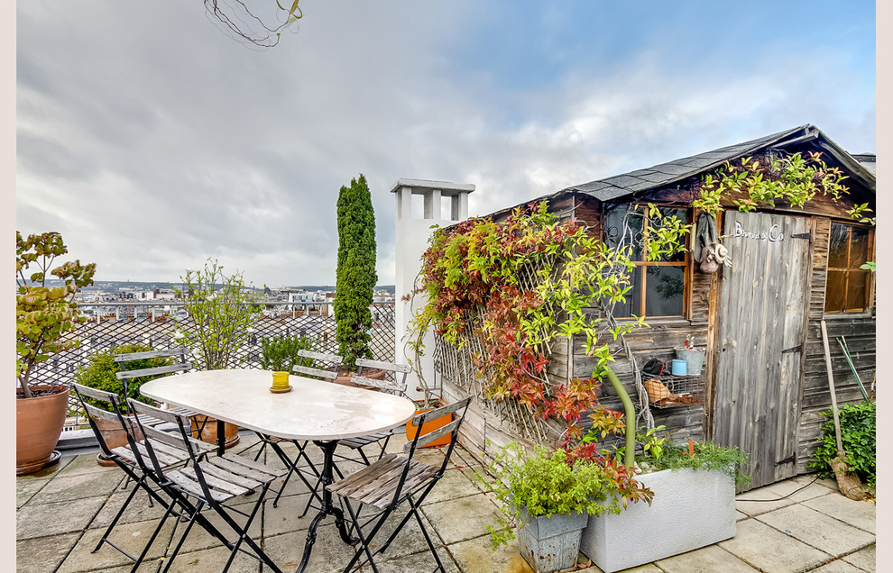 Mid-sized mediterranean rooftop and rooftop deck in Paris with a vertical garden and no cover.