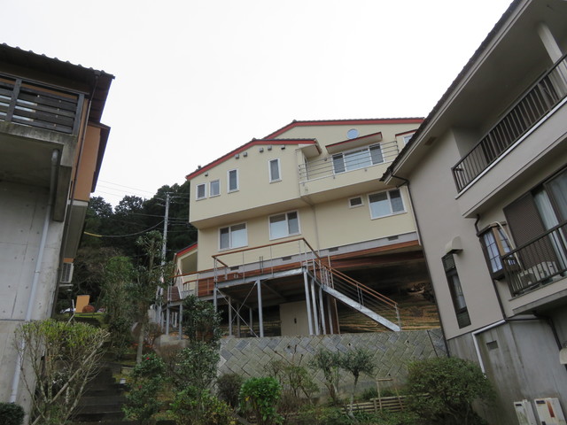 急斜面に建つ別荘住宅 moderne